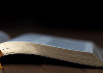 Estados Unidos vive un avivamiento espiritual tras el asesinato de Charlie Kirk: Ventas de Biblias se disparan 36%