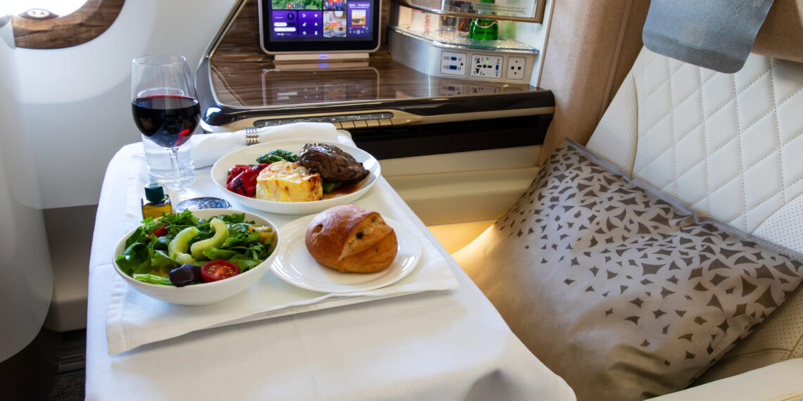 American Airlines apuesta al lujo: Bollinger, kits de skincare y más asientos premium