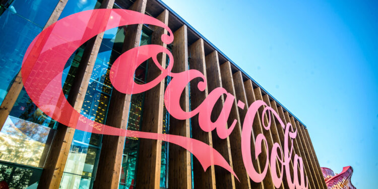 Coca-Cola supera previsiones, pero advierte que la demanda sigue débil en sus principales mercados