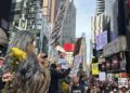 Ciudadanos en contra de las políticas del gobierno Trump gritan: “No Kings”