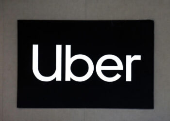 Uber sorprende con un crecimiento récord en ingresos, pero sus acciones se desploman