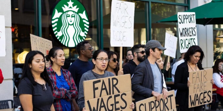 Starbucks enfrenta una huelga nacional de baristas en pleno día clave de ventas pre-navideñas
