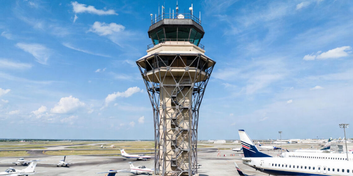 Habrá reducción de tráfico aéreo en 40 aeropuertos desde este viernes si continúa el cierre del gobierno
