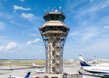 Habrá reducción de tráfico aéreo en 40 aeropuertos desde este viernes si continúa el cierre del gobierno