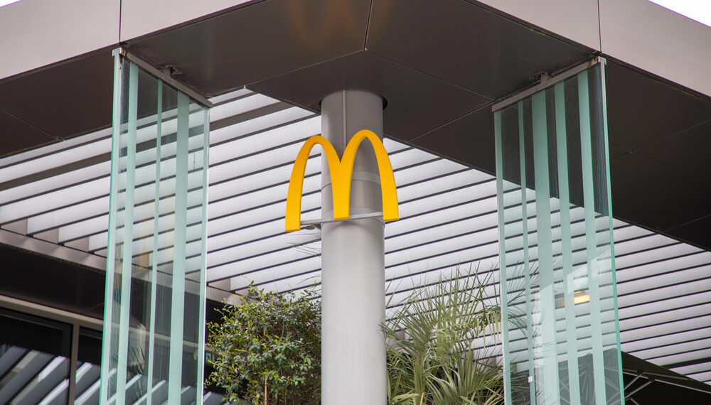 Trump reaviva la polémica por el salario mínimo de $20 en California, pero el impacto real muestra matices