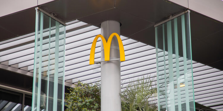 Trump reaviva la polémica por el salario mínimo de $20 en California, pero el impacto real muestra matices