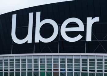 Uber irrumpe en Oriente Medio con su primer servicio de robotaxis totalmente autónomos