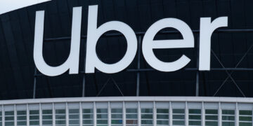 Uber irrumpe en Oriente Medio con su primer servicio de robotaxis totalmente autónomos