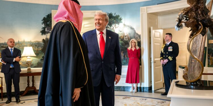 Promesas millonarias y cazas F-35: Washington y Riad exhiben acuerdos que aún no están asegurados