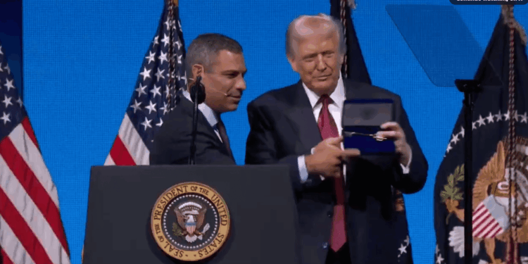 Donald Trump recibe las llaves de Miami de manos del alcalde Francis Suarez