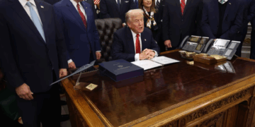 Trump firma y pone fin al cierre de gobierno más largo en la historia de Estados Unidos