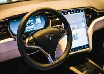 Tesla alcanza su valor máximo de 2025 mientras acelera pruebas clave de conducción autónoma en Texas