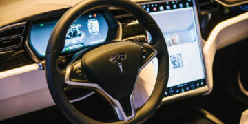 Tesla alcanza su valor máximo de 2025 mientras acelera pruebas clave de conducción autónoma en Texas