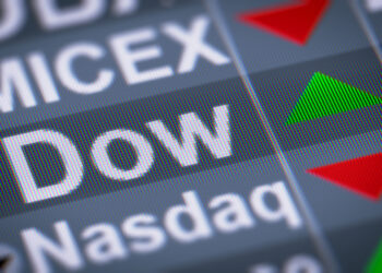El Dow Jones se hunde más de 400 puntos y frena su racha alcista mientras el desplome de Bitcoin golpea la confianza