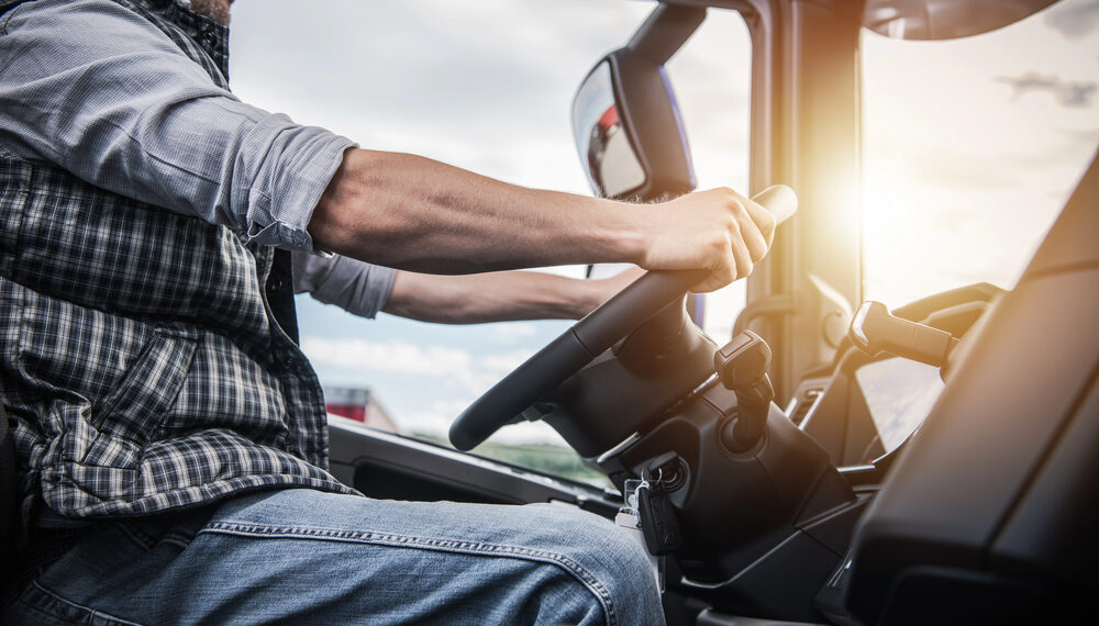 Trump presume expulsión de casi 10,000 camioneros por no aprobar exámenes de inglés