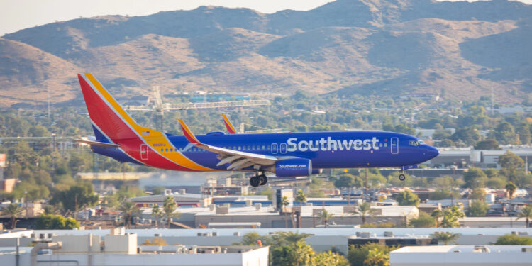 Southwest cae en ganancias, pero Wall Street apuesta por su giro histórico y empuja la acción