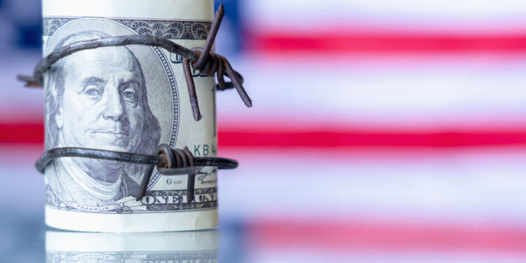 Trump reactiva los embargos salariales para millones de deudores estudiantiles