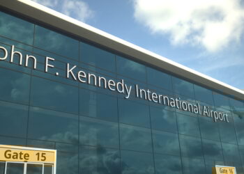 El caos aéreo en Nueva York disminuye paulatinamente tras el paso de fuerte tormenta de nieve