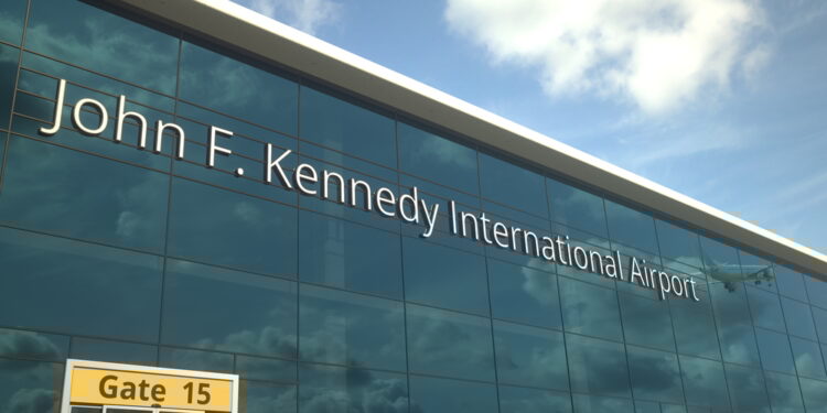 El caos aéreo en Nueva York disminuye paulatinamente tras el paso de fuerte tormenta de nieve