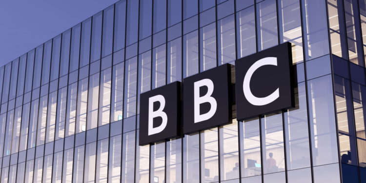 Trump demanda a la BBC por $10,000 millones y acusa manipulación de su discurso del 6 de enero