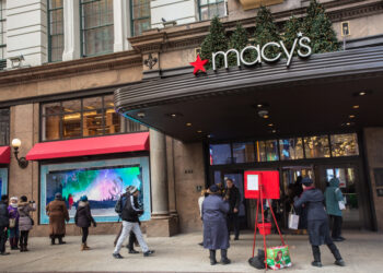 Macy’s sorprende con su mayor crecimiento en años mientras adopta cautela ante las festividades