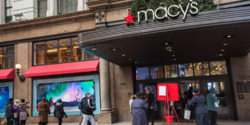 Macy’s sorprende con su mayor crecimiento en años mientras adopta cautela ante las festividades