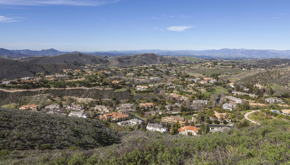 La viuda del magnate Gary Winnick libra una batalla legal para frenar la subasta de su mansión de $190 millones