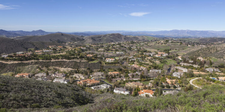 La viuda del magnate Gary Winnick libra una batalla legal para frenar la subasta de su mansión de $190 millones