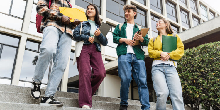 EE.UU. enfrenta una caída del 17% en nuevos estudiantes internacionales y un impacto económico de $1,100 millones