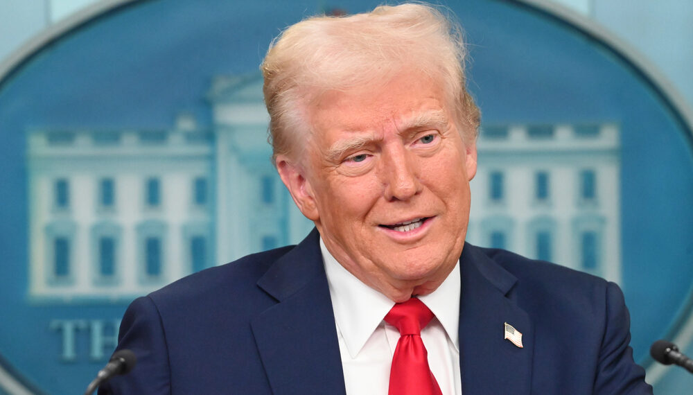 Trump anuncia bono para los militares y defiende su agenda económica