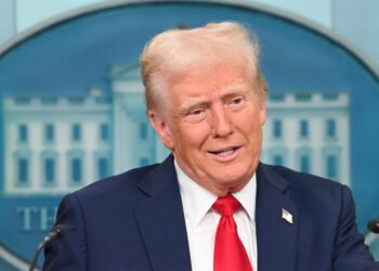 Trump anuncia bono para los militares y defiende su agenda económica