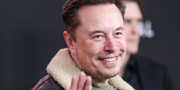 Musk afirma que la IA hará innecesario ahorrar y promete un futuro sin pobreza ni trabajo