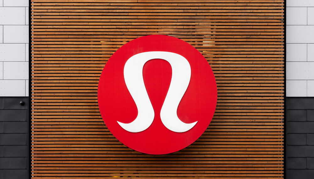 Lululemon anuncia la salida de su CEO en medio de presiones internas y un desplome bursátil