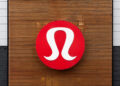 Lululemon anuncia la salida de su CEO en medio de presiones internas y un desplome bursátil