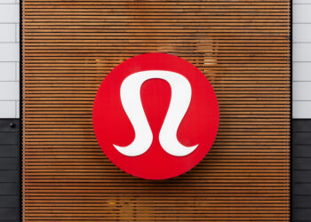 Lululemon anuncia la salida de su CEO en medio de presiones internas y un desplome bursátil