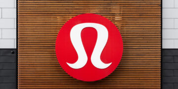 Lululemon anuncia la salida de su CEO en medio de presiones internas y un desplome bursátil