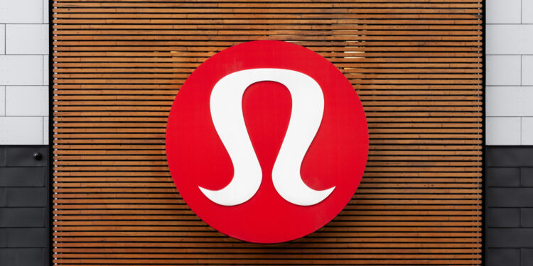 Lululemon anuncia la salida de su CEO en medio de presiones internas y un desplome bursátil