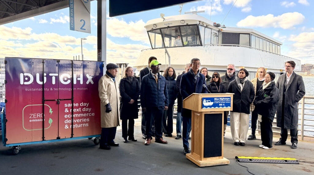 NYC transforma sus muelles en autopistas del futuro: Inicia histórico programa para mover carga por agua