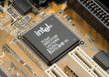 Intel supera previsiones trimestrales pero sus acciones se desploman: ¿Qué ocurrió?