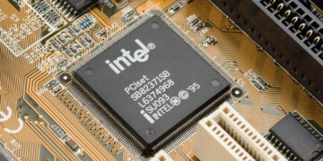 Intel supera previsiones trimestrales pero sus acciones se desploman: ¿Qué ocurrió?