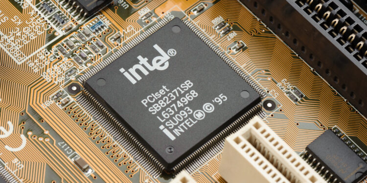 Intel supera previsiones trimestrales pero sus acciones se desploman: ¿Qué ocurrió?
