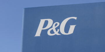 Procter & Gamble supera previsiones, pero la demanda frena su avance comercial