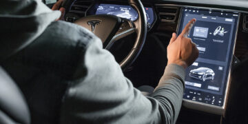 El giro de $20,000 millones de Musk redefine a Tesla y deja atrás su era automotriz