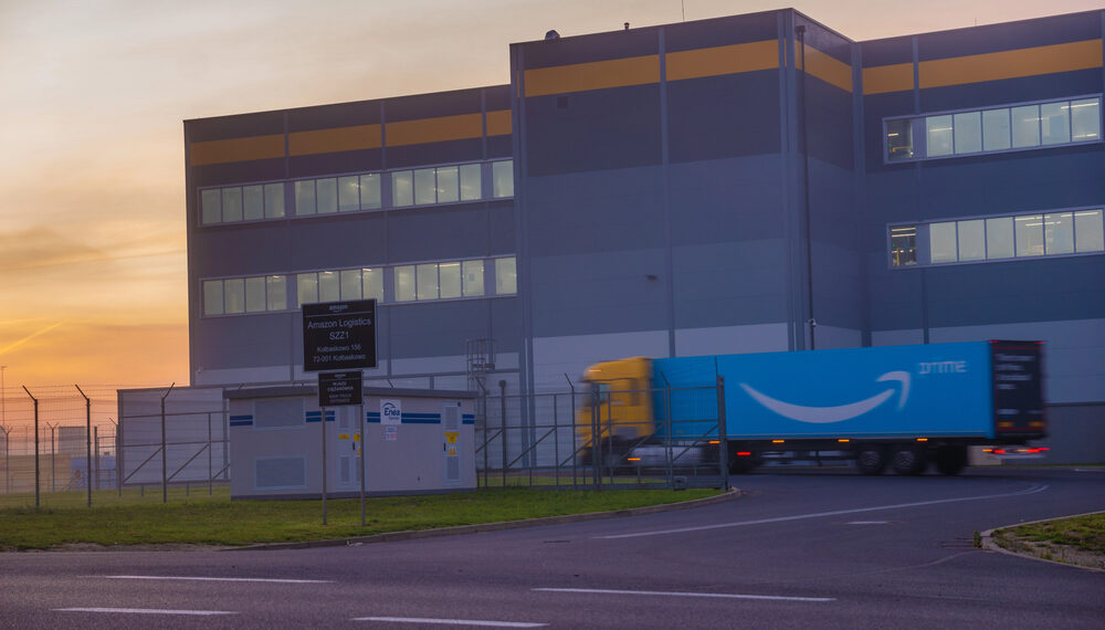 Amazon desafía a Walmart con una megatienda física en Chicago