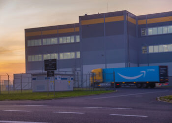 Amazon desafía a Walmart con una megatienda física en Chicago