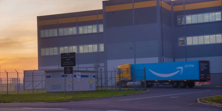 Amazon desafía a Walmart con una megatienda física en Chicago