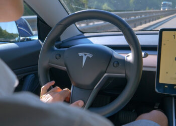 Tesla cambia el acceso a su conducción autónoma