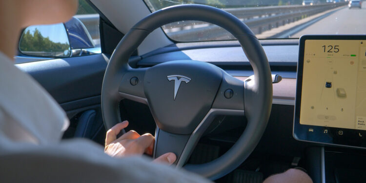 Tesla cambia el acceso a su conducción autónoma