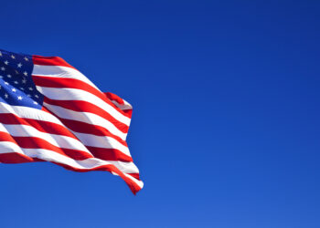 El Pentágono castiga a Mark Kelly y busca recortar su pensión militar tras un video que califica de “sedicioso”