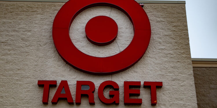 Detenciones en tiendas Target desatan protestas y presión política por la presencia de ICE